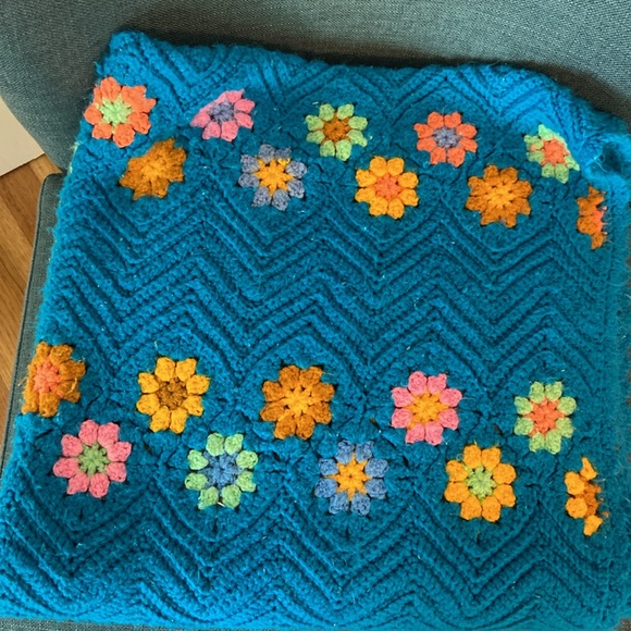 Vintage crocheted throw blanket. - Picture 3 of 3